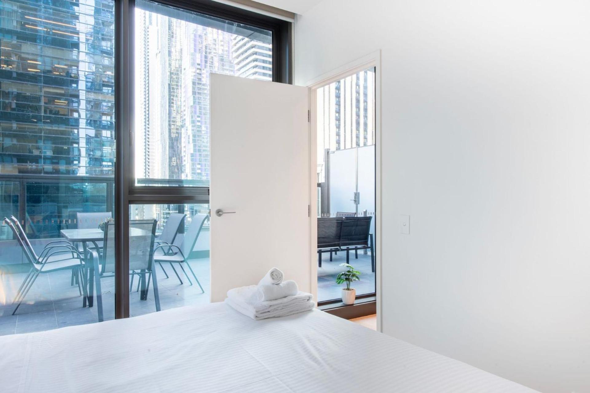 Latrobe St Gem 2-bedroom With Huge Deck & Car Park Apartment *