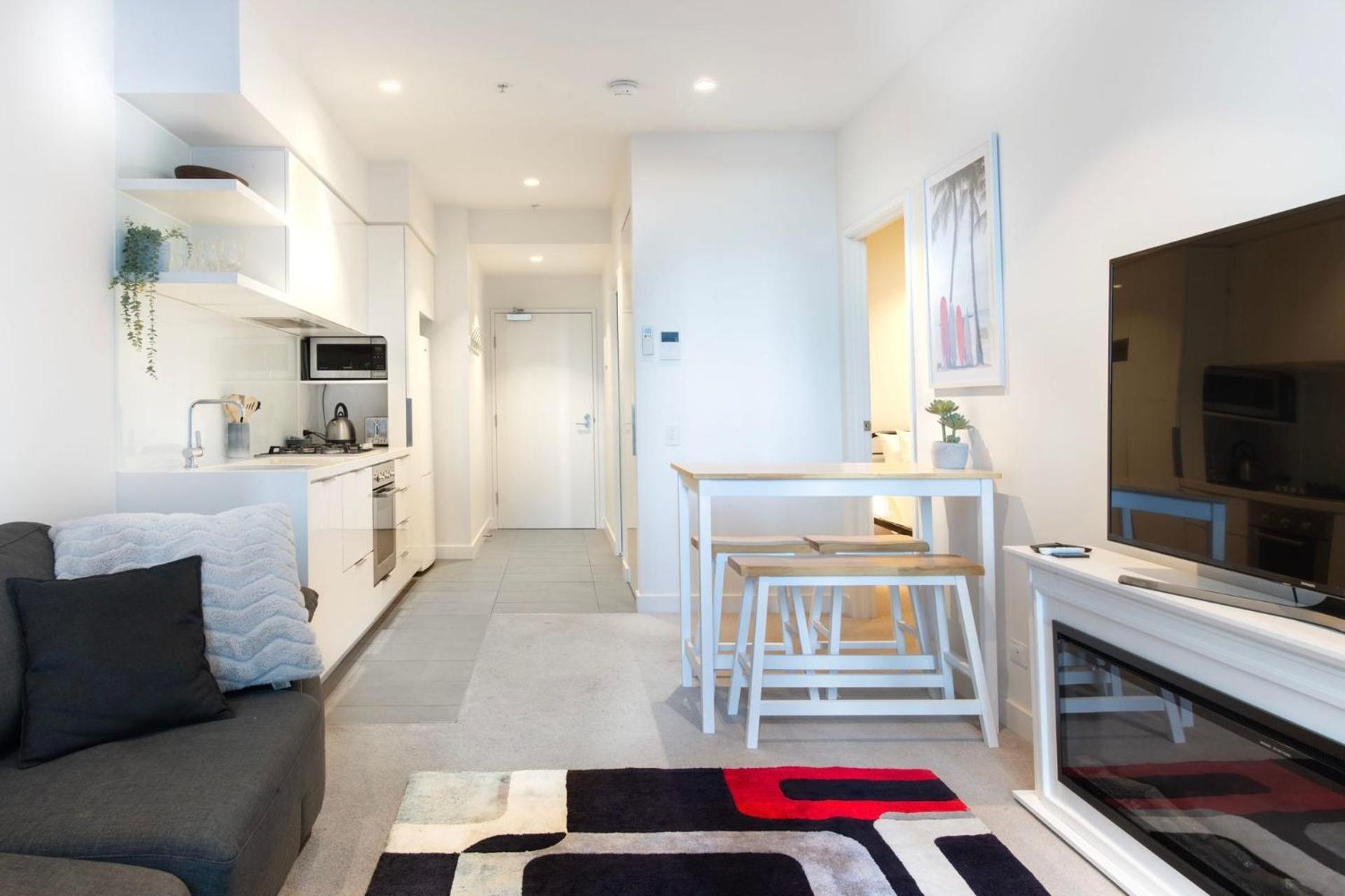 Latrobe St Gem 2-bedroom With Huge Deck & Car Park Apartment